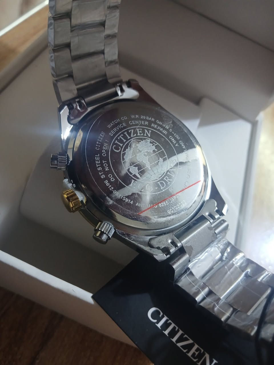 ساعه باله ستيزن كوارتز  سناتر شغاله وزن ثقيل لون مميز ونادر  توجد قطعه وحده فقط بالعافيه الي ياخذها
السعر 35 الف مع التوصيل مع علبته الاصليه 

 كلش جميله اهديها الصاحبك الاقاربك  الزوجج هدية 🎁 🎁 

المواصفات التقنية للساعة:

نوع الحركة: تعمل بتقنية إيكو درايف (Eco-Drive)، مما يعني أنها تُشحن عن طريق أي مصدر ضوئي ولا تحتاج لتغيير البطارية.

المادة: مصنوعة من الفولاذ المقاوم للصدأ (Stainless Steel) بتصميم يجمع بين اللونين الفضي والذهبي (Two-Tone).

المينا: تأتي بمينا باللون الأزرق مع ثلاثة عدادات فرعية (كرونوغراف) وشاشة لعرض التاريخ.

الزجاج: زجاج كريستال مقاوم للخدش.

مقاومة الماء: مقاومة للماء حتى عمق 100 متر


**إذا كنت صاحب هذا الإعلان وتريد حذفه لأي سبب، رجاءا أرسل رسالة إلى الدعم الفني**