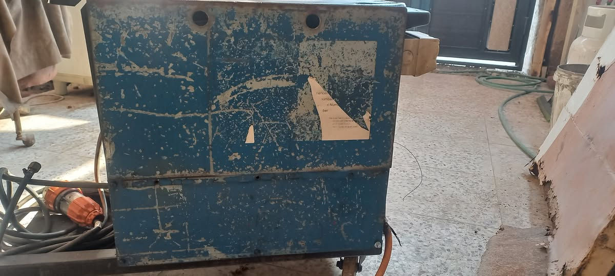 السلام عليكم للبيع ماكنة لحام مك CO2سيم ٢٧٥امبير 3فيز صناعه استرالي اوربيه نضيفه***********
