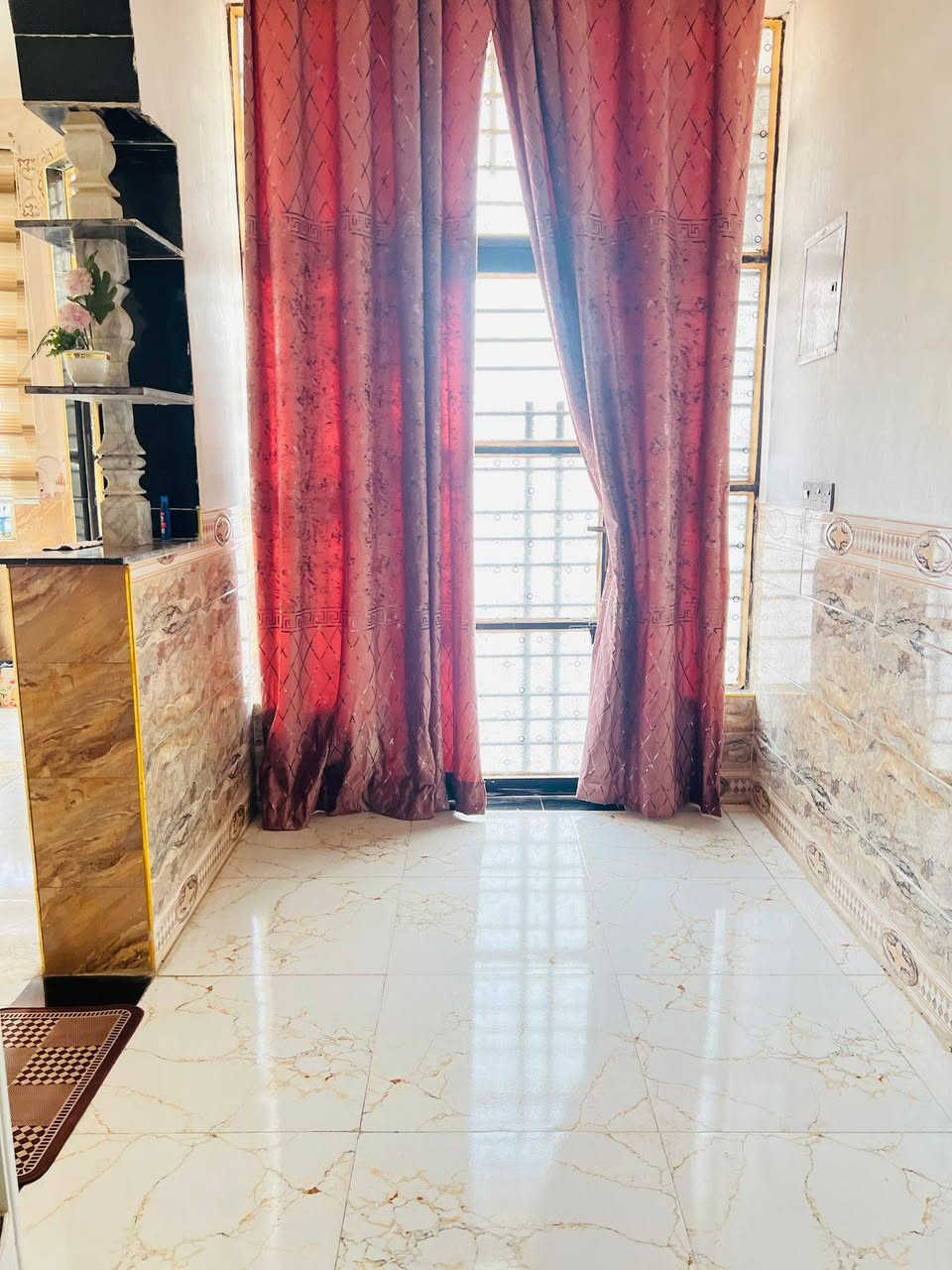 #بيت #للبيع مساحه 250متر يحتوي ع 2غرفه نوم سويت وصاله ومطبخ وستقبال ومجمع صحيات وصحيات خارجيه يبعد عن شارع 90متر قريب انشائيه غزوان المتنبي
للاستفسار على الاراقام الموجودة: 
***********
***********

