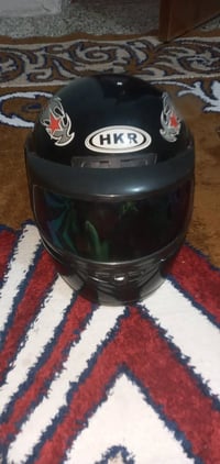 خوذة • سوده • شاريها يومين