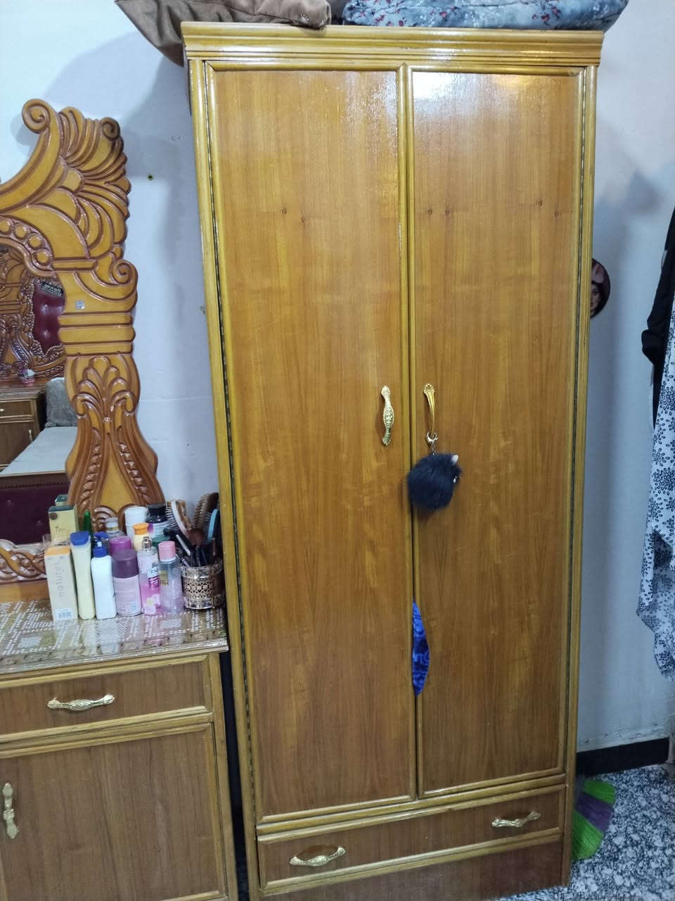 السلام عليكم 
للبيع غرفه صاج اصلي نضافتها 80 %الموقع بغداد الري 
السعر 1500 لستفسار ***********
