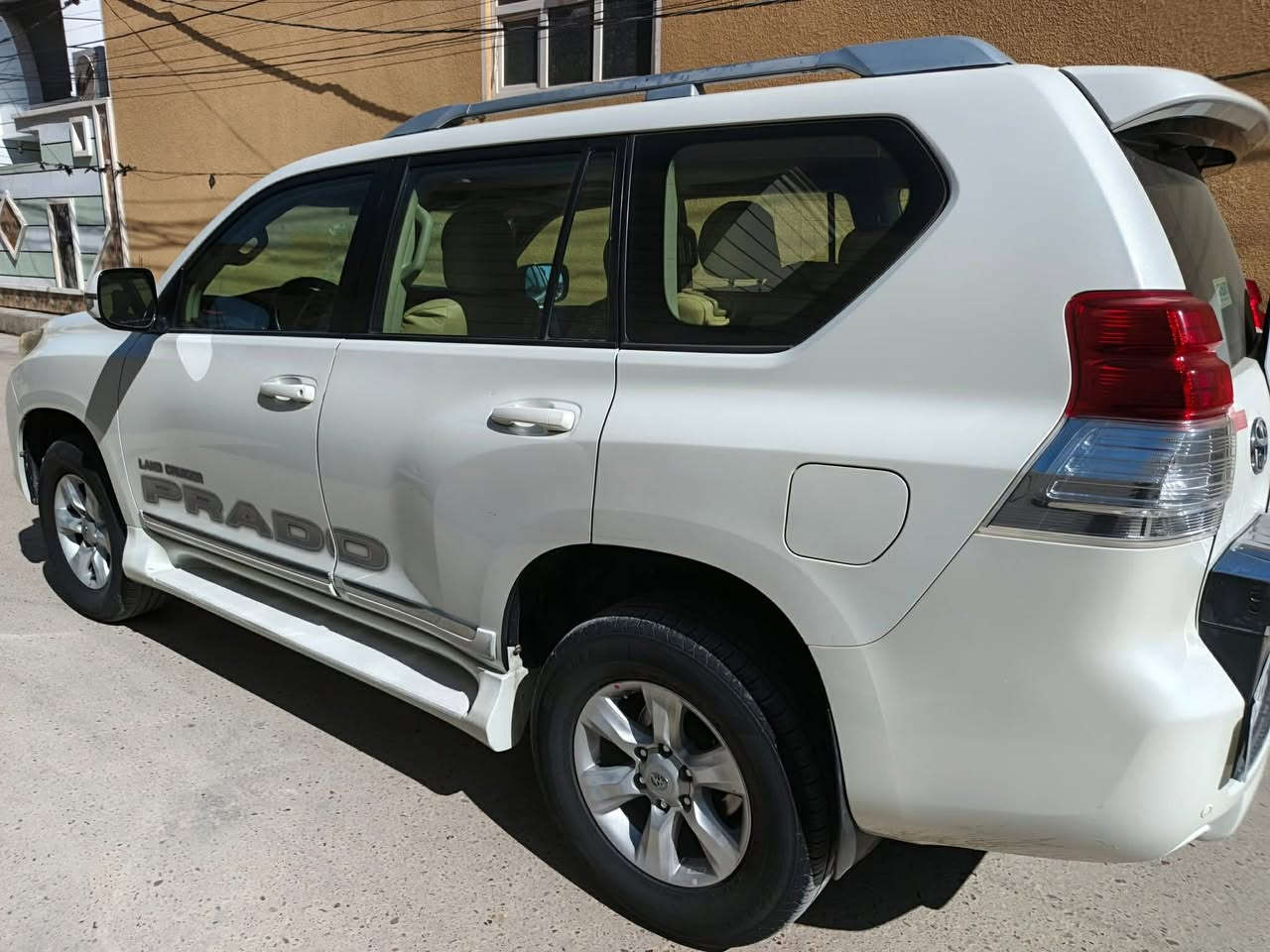 السلام عليكم برادو للبيع فول مواصفات لكزز
فتحه بالسقف جكات المري شفط مكينه 6 مكفوله دبل تانكي وبعد بيها هواي مواصفات موديل 2010 صبغ بابين بدون دواخل
التواصل: ‭0772 689 2904‬
