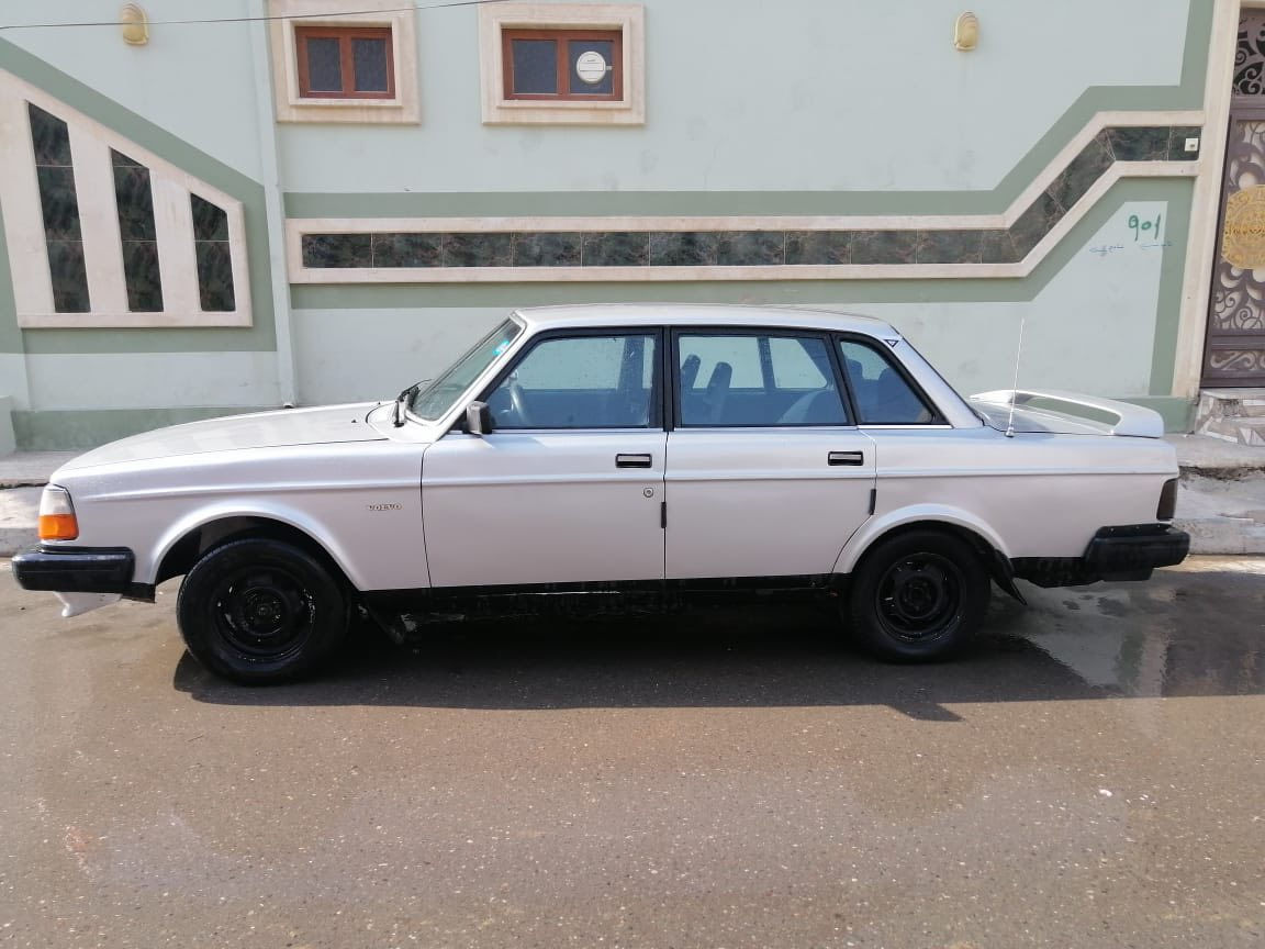 مساء الخير عدنا سيارة فالفو لبيع  رقم الماني كير اوتماتيك  شرط التحويل   سعرها 35ورقة وبيها مجال الي يحب يخابر على الرقم ***********
