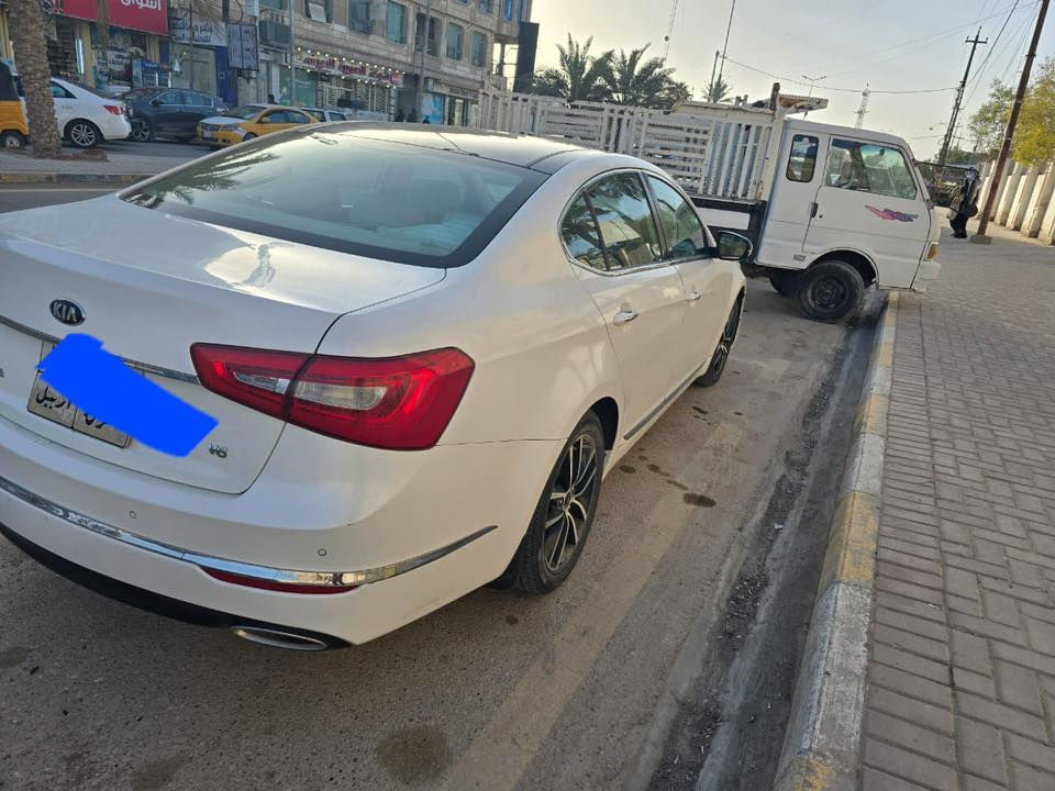 كيا كادنزا خليجي موديل ١٤ محرك ٦ سلندر ١/١ السياره رقم أربيل السيارة بيها صبغ شبر بالجاملغ الايسر الأمامي وشويه بالبنيد الضربه سطحيه السيارة تحويل فقط سعرها ب 120 $ورقه  
 سنويه ساقطه للاستفسار الاتصال ***********
