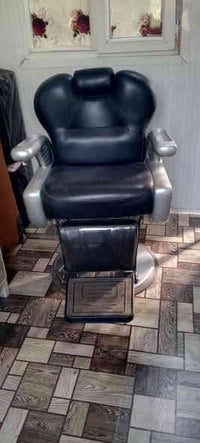 للبيع كرسي حلاقه+ميز تواليت عدد (٢) استعمال قليل للتواصل الاتصال على ه...