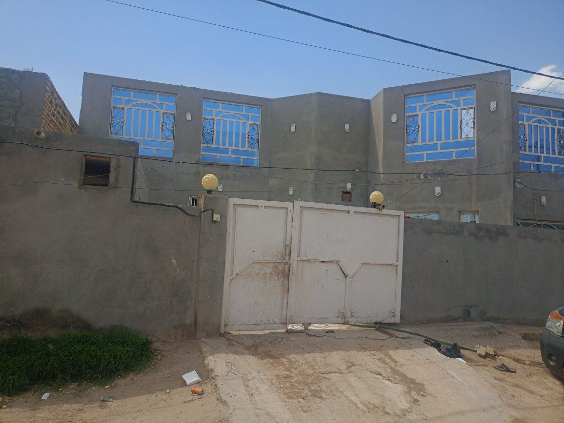 دار سكن للبيع ملك صرف 
الموقع الديوانية السنيه حي السلام
يتكون من صاله 4×12وغرفتين 4×6وصالة طعام  4×5ومطبخ وبراني 4×7 ومرات وكراج ومجموعتين صحيه خارجية وداخليه ملاحضه الأساس كونكريت رباط شباك كونكريت مسقف عكاده بناء جديد مطلوب 5مليون اسكان الاستفار
اتصال 
***********
