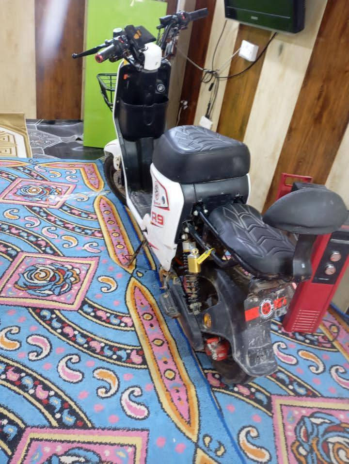 دراجه ار9 بطارياته ظعيفه فقط الباقي شرط الشغل رايده 200بيه مجال قليل رقمي ***********
