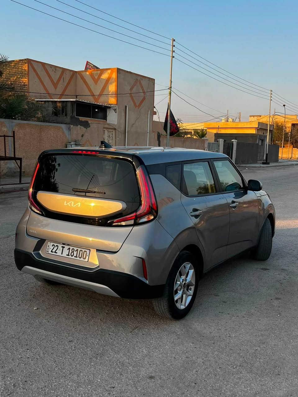 صول وارد أمريكي 🇺🇸 🦁 . (((( أربيل ))) 

🚗 كيا سول (Kia Soul) موديل 2023 للبيع 🚗
السلام عليكم إخوان.. للبيع ، سيارة كيا سول 2023 الموضحة بالصورة، السيارة بحالة ممتازة وجاهزة من كلشي، وبأسمي وسنوية جديدة.
🛠️ المواصفات العامة:
 * الموديل: 2023
 * المحرك: 2000 دوش (DOHC)، محرك وكير بحالة الوكالة.
 * الممشى: 42,528 كم حقيقي.
 * اللون: سيلفر 
 * الرقم: أربيل 
 (الرقم مميز 22 T 18100).
🔥 أنظمة القيادة والأمان المتطورة (فول مواصفات):
 * رادار الذكي: نظام تحديد سرعة متكيف، السيارة تتقرب وتسارع وتاخذ بريك وتتوقف تلقائياً حسب حركة السير أمامك.
 * نظام الحفاظ على المسار: رادار جانبي وتنبيه عند الخروج عن المسار.
 * أنظمة قيادة متعددة (Drive Modes): تحكم كامل بوضعية القيادة واقتصادية جداً بالوقود.
✨ الميزات والإضافات الأخرى:
 * تبريد ثلج، تدفئة شغالين 100%.
 * شاشة كبيرة، كاميرا دوارة عالية الدقة، تحكم ستيرن كامل.
 * حدادية ومكفولة من أي نقص، ناعمة وجاهزة للسفر.
📋 حالة البدي والضرر:
 * السيارة وارد أمريكي، حادثها بسيط جداً وبدون ايرباج، وصور الحادث موجودة أدزها للشراي على الخاص.
💬 السعر: 165 ورقة (وبيه مجال بسيط للشراي الطيب)
📍 المكان: المثنى - السماوة
📞 للتواصل والاستفسار: ***********
