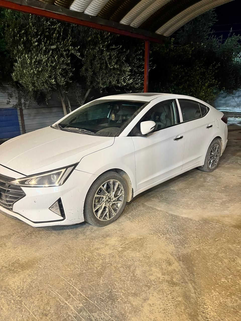 السلام عليكم النترا للبيع 
رقم بغداد موديل 20 
داخل نظيف 
السعر 160 وبيها مجال 
الاتصال ***********
