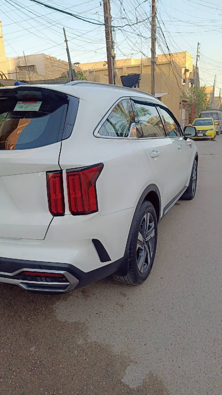 سورنتوا خليجي  2023 مكينه 6 سلندر و7 راكب سياره ماشيه 28 كيلو جديده بعدها بستيكرات الشركه  بسمي تحويل ثاني يوم رقم انكليزي سياره منزلها من شركه بعدها على وضعها شركه نصر دجله سياره دوشمه جديده وتغليف كشنات هم جدد شادهن 
مواصفاته :-
بصمه+ بصمه أبواب
كشنات كهرباء 
سايد بريك بصمه
أربعه انظمه قياده 
جنطه كهرباء 
تبريد ثلاث قطع 
شحن لاسلكي
حساسات امامي+ خلفي 
لايت زنون 
مري شفط 
كامرا خلفيه
بردات خلفيه بلادي 
وبتد بيها هواي مواصفات
بيها طخه بسيطه بل جنطه بعدني حتى ما مسويها 
مصورها 
مكاني بغداد الحسينية 
*********** اتصال او واتساب الفارس, صلاح الدين
