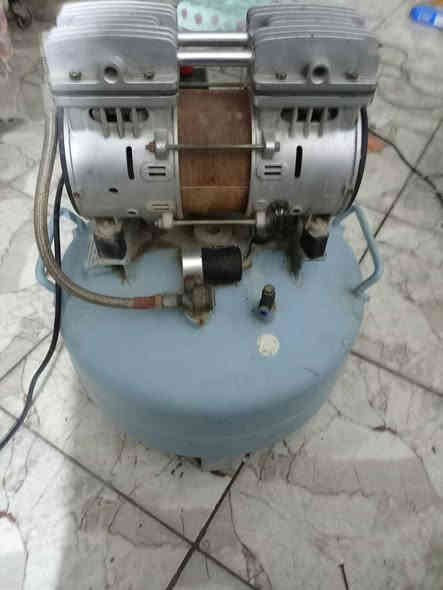 كمبريسر حجم ٢٥ لتر،، كاتم،، شغال اي خلل مابي،، السعر ٨٠ الف،، العنوان كربلاء *********** كربلاء, العراق
