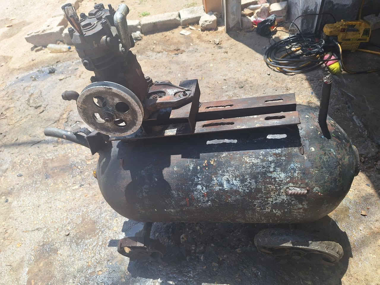 السلام عليكم 
كمبريسر 150 لتر البطل الثقيل للبيع
السعر 150 وبي مجال 
المكان. النجف،  ***********
