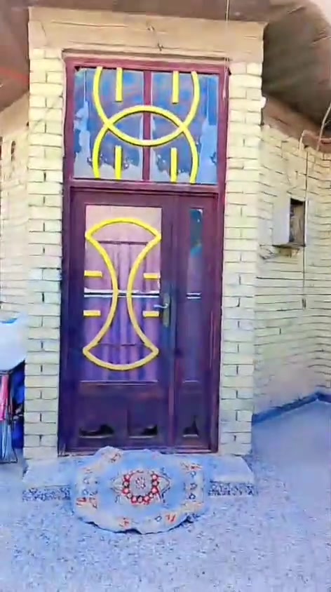 بيت للبيع في كربلاء المقدسة حي نضال قرب المختار محمد داهي
البيت كامل وبناء حديث البيت ملك طابو صرف 
البيت يحتوي على ٤ غرف و٣صحيات و٣حمامات واستقبال كبير وصاله كبيره مفتوحه ومطبخ كبير ومنور 2 والكراج كبير 
الاستفسار على هذا الرقم *********** 
الشارع تبليط ومجاري كامله ومي متوفر وكهرباء مولد وطني 
السعر ١٧٥ وبي مجال بسيط
