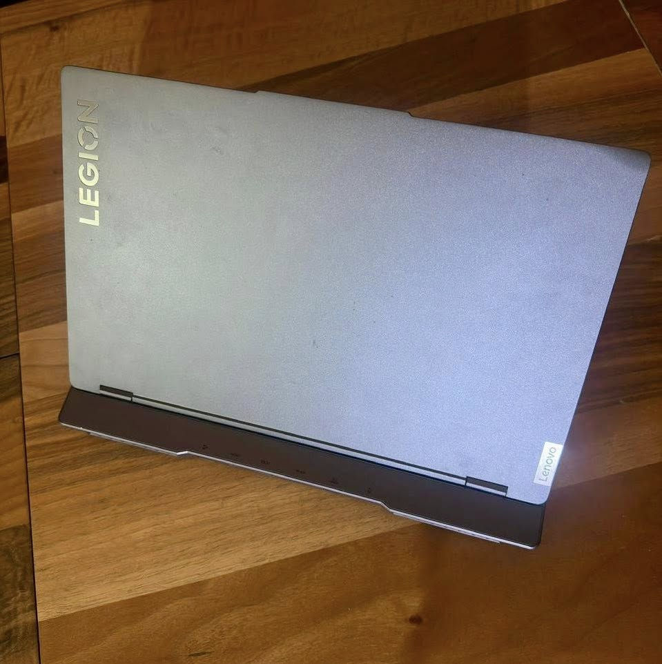 لابتوب (Lenovo Legion 5) للألعاب منظف حديثاً بحالة ممتازة RTX 3060, i7 12th gen.
اسم الموديل الكامل: Lenovo Legion 5 15IAH7H.
لابتوب Lenovo Legion الغني من التعريف، من أكثر الحاسبات المطلوبة بسبب شاشته الجميلة وبنيته القوية وقدرته على تشغيل أي لعبة أو تطبيق بسهولة.
مستخدم حوالي سنتين وبحالة ممتازة، بدون أي خدوش أو انخفاض بالمستوى، تم عمل صيانة داخلية حديثاً جداً منظف احترافياً ومبدل المعجون الحراري (يعني الجهاز ما يصير حار حتى مع أثقل الألعاب).
كرت الشاشة: RTX 3060 قوي ويشغل جميع الألعاب بدقة 1080p وبسلاسة.
المعالج: Intel i7 الجيل الثاني عشر ممتاز للألعاب والهندسة والمونتاج.
الرام: 16GB DDR5 جيد جداً لتشغيل عدة تطبيقات ومواقع مرة واحدة.
المساحة: 500GBs، مساحة كبيرة تتحمل هواي ألعاب وتطبيقات وصور.
الشاشة: 15.6 انش، كبيرة وبتردد 165Hz يعني سلسة جداً ومريحة للألعاب، وشاشات لينوفو ليجون جميلة جداً من ألوان ودقة وسطوع فحتى مشاهدة الأفلام عليها تجربة جداً جميلة.
نظام التشغيل: ويندوز 11 برو أصلي ومفعل.
السعر: مليون ومية وخمسين (1,150,000).
لا يوجد توصيل.
التواصل من المسنجر او الواتساب من هذا الرقم:
***********

