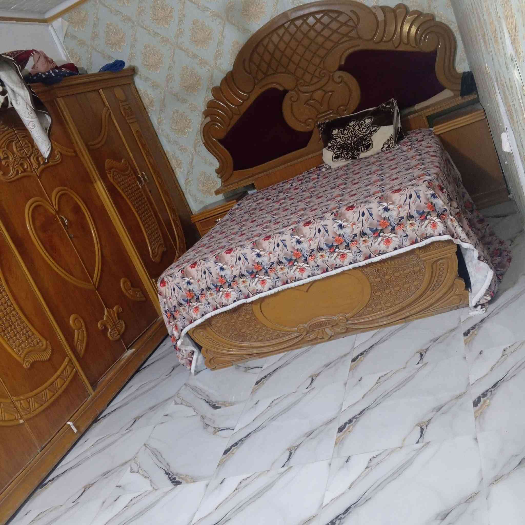 بيت للبيع مساحه 130متر غرفتين وصاله ومطبخ وصحيات داخليه وخارجيه وطرمه كبيره عنوان البيت حي صدرالثالث قرب محطه ريبار قريب ع الشارع السعر 30
***********رقم الواتساب
