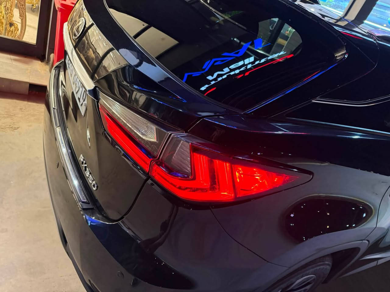 ‏السلام عليكم ورحمة الله وبركاته للبيع Lexus RX￼ 350 محرك بنزين ستة سلندر فول مواصفات كنديه دخلت كلين بدون ضرر لكن صار فيها ضرر هنا بالعراق صبغ بها فقط باب صدر بدون تبديل صورة الضرر مرفقة  سيارة جديدة السيرفس في شركة Toyota جاهزة من كل شيء السعر 295 ورقة ماشية 81,000 ميل للاتصال ***********
