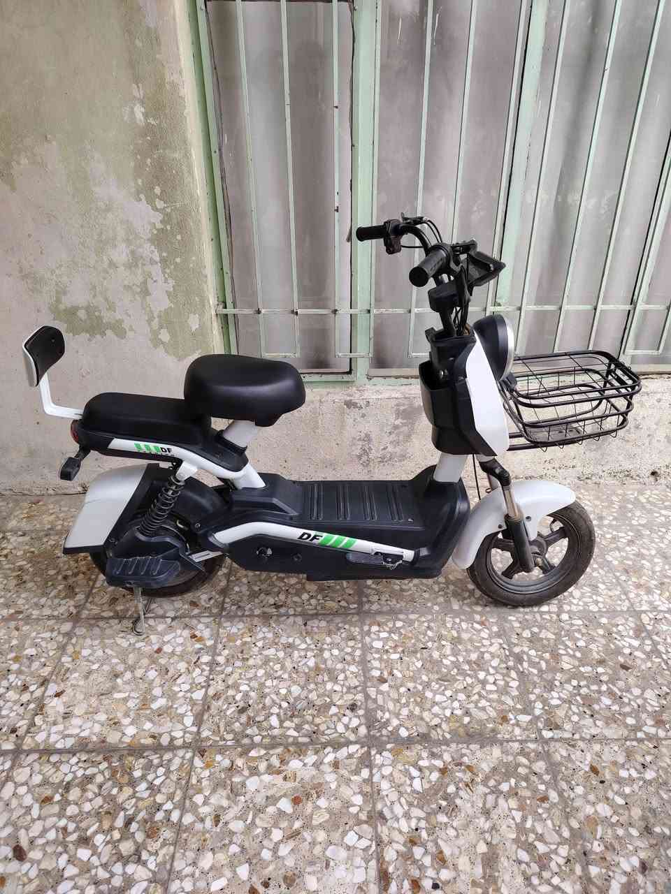 السلام عليكم
دراجه للبيع حجم 14
نظيفه مستعمله قليل امانه الله فقط يحتاجلها بطاريات
السعر 200 الف  وبيها مجال
للتفاوظ
***********
