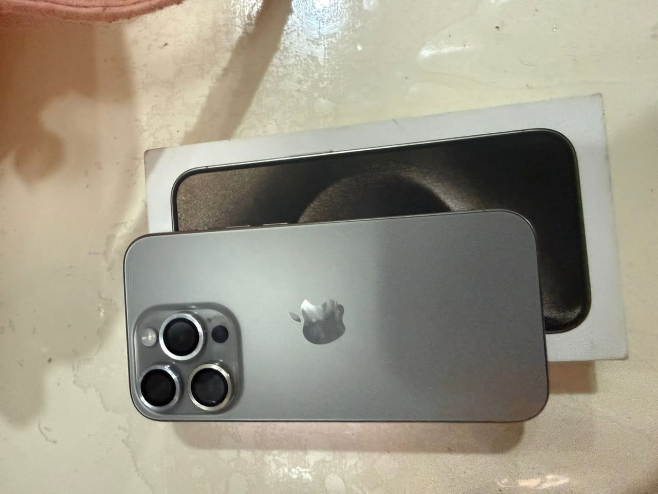 سلام عليكم 
15 برو فقط نسخة  ESIM 
شريحة إلكترونية 
ذاكرة 256
بطارية 89
جهاز نظيف مكفول من كلشي والصورة الاولى مبين كل تفاصيل الجهاز 
السعر 825 الف 
***********
