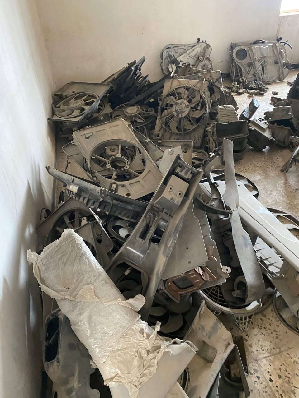 أغراض حاوية سيارات كورية للبيع بنصف السعر
البيع يكون كامل فقط 
لا يوجد بيع المفرد 

جميع الأغراض بسعر مناسب
3 ملايين

عنواني ديالى بعقوبة 
للاستفسار التواصل على الخاص

الكمية محدودة والسعر مناسب جداً لأصحاب المحلات والتجار


**إذا كنت صاحب هذا الإعلان وتريد حذفه لأي سبب، رجاءا أرسل رسالة إلى الدعم الفني**