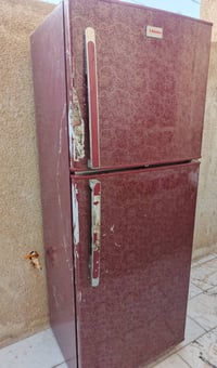 ثلاجة للبيع شغالة تجميد فول السعر 220وبيها مجال 07800160583