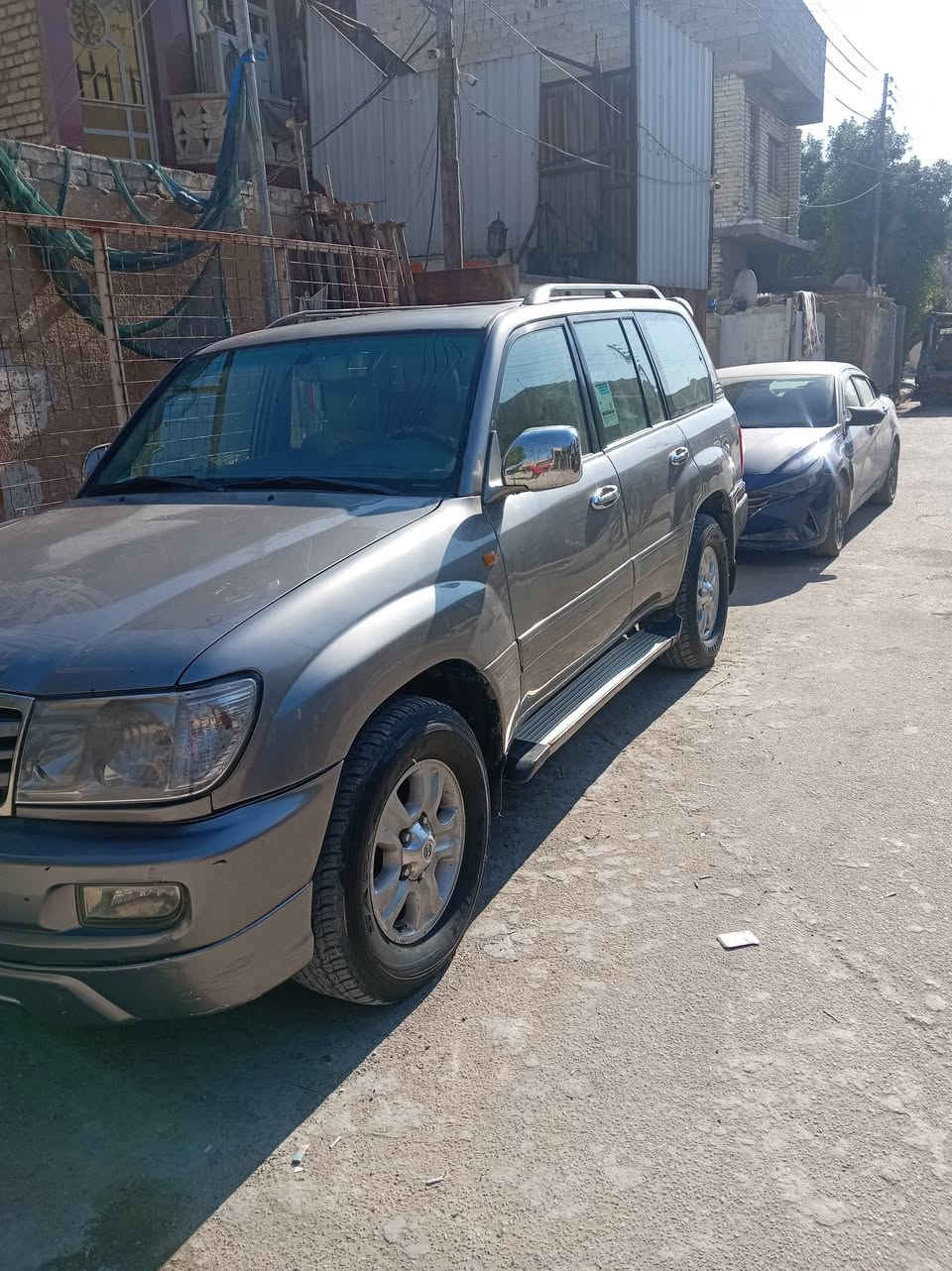 السلام عليكم لاندكروز موديل 2003 محدثه 2007 رايده 120$رقم الهاتف ***********
