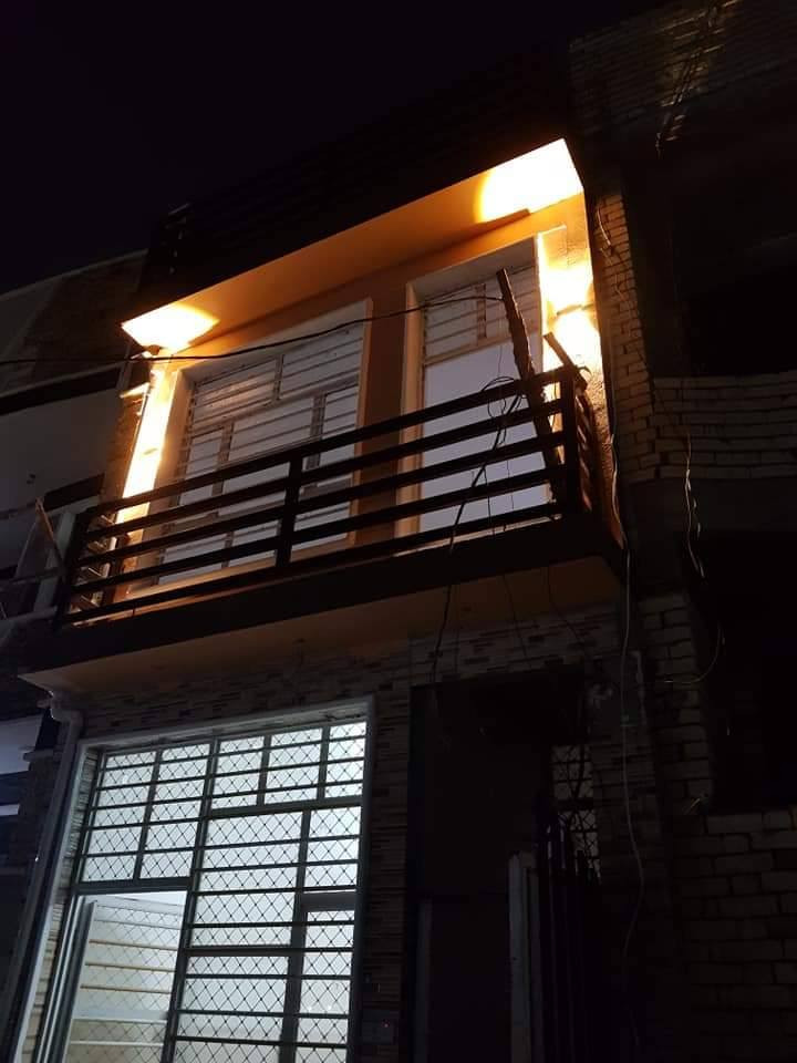 دار للايجار ٥٤م مدخلين  الطابق الارضي صالة ومطبخ وخدمات والطابق الثاني غرفتين نوم موقع مميز في سبع ابكار  الفرع المقابل لمدرسة نور الهدى الاهلية الشارع مقرنص ومجاري للاستفسار الاتصال على الرقم ***********
