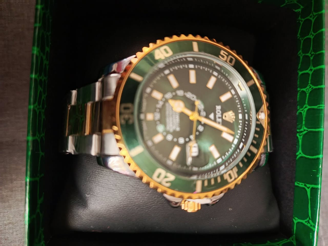 ساعه رولكس متوفره بجميع الالوان مطعمه بالذهبي 🔥🔥🔥🔥 

كوالتي عالي✅

رنق دوار ✅

عداد شهري ✅

مضاده للماء ✅

مكينه كوارتز سويسريه ✅ 

زجاج زفير مضاد للخدش ✅

93 وزن ثقيل ✅

مختمه من كل مكان Swiss made ✅

تاتي بعلبه رولكس الاصليه وكل هذا ب 25,000 فقط وتوصيل مجاني 🔥🔥
 
اذا اخذت قطعتين من اي ساعه ناشريها تاخذ محفظه هديه من اختيارك 🔥🔥🔥🔥

يتوفر توصيل الى جميع محافظات العراق 🚚


**إذا كنت صاحب هذا الإعلان وتريد حذفه لأي سبب، رجاءا أرسل رسالة إلى الدعم الفني**