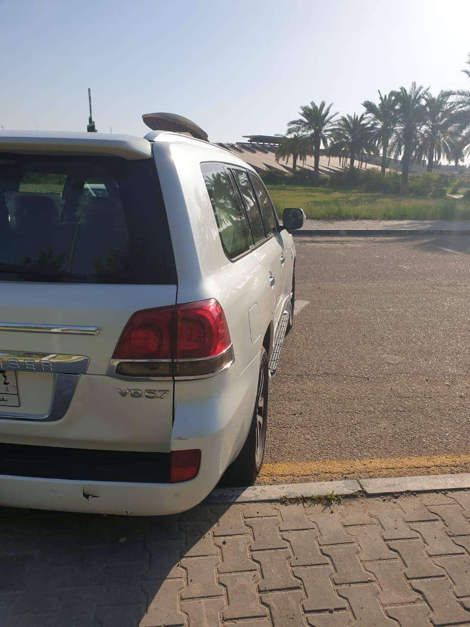 تحيه طيبه السلام عليكم ورحمة
لاندكروزر بيضاء اللون. 
موديل 2010 بغداد. GXR
6 سلندر 
 الرقم الدولي الجديد. بأسمي. 
ماشية تقريبا 143000كم .
سلايد 
ويل كب كروم 
 
حساس امامي خلفي.
زراكات لايت  
مكفولة من الصبغ والتبديل .
فقط ربع من الدعامية الخلفية .
ورصعة خفيفة بالصندوق الخلفي. 
بغداد 
السعر 295 ورقه وبيها مجال 
اي استفسار 
***********
مكان بغداد الدورة
