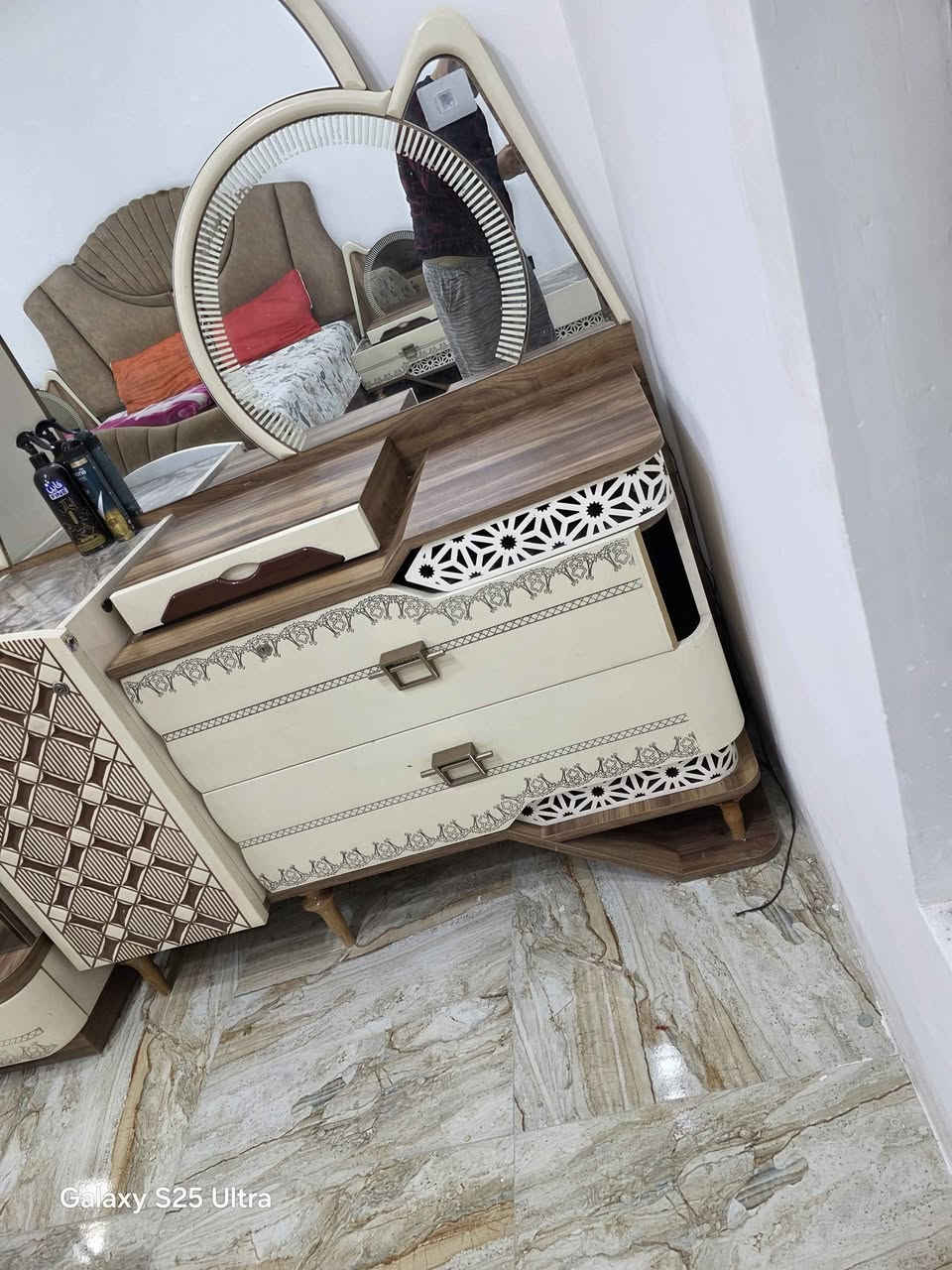 للبيع غرفه اخشاب تركيا فوق الدرجه الاولى جويات حديد 10 قطع باب سلايت الغرفه صايره ب20 ورقه  وهسه عارضه ب8 ورقات وبيه مجال بسيط بسبب البيع ضيق المكان حولت مكان اصغر وماتخدمني الشراي يتصل مكاني كربلاء سياحي قرب بانزين خانه الجوهره ***********
ملاحضه بيه فقط كسر في جراره ميز المرايه
بقيه الغرفه اخت الجديده كربلاء, العراق
