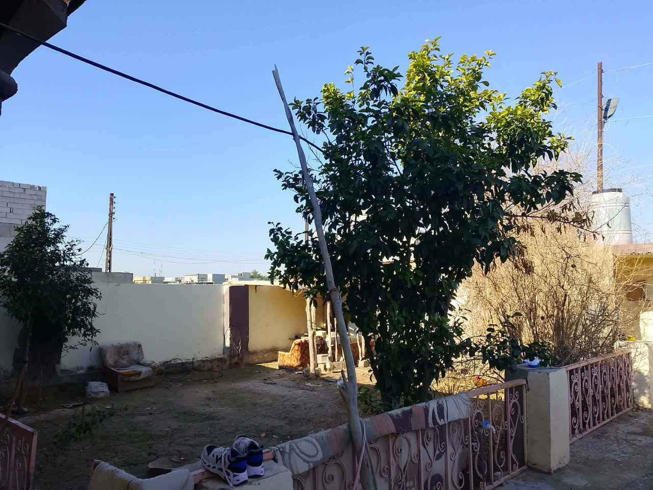 بيع مستعجل     دار للبيع ٣٠٠متر.   طابو صرف   بيت جبير وحلو قرفتين نوم واستقبال ومطبخ وهوول جبير مكان ديالى غالبية سيف سعد قرب شارع ٣٠ بيت خير من الله سعرة ٥٥وبيه مجال قليل شراي يتصل علرقم *********** مامتواجد علنت
