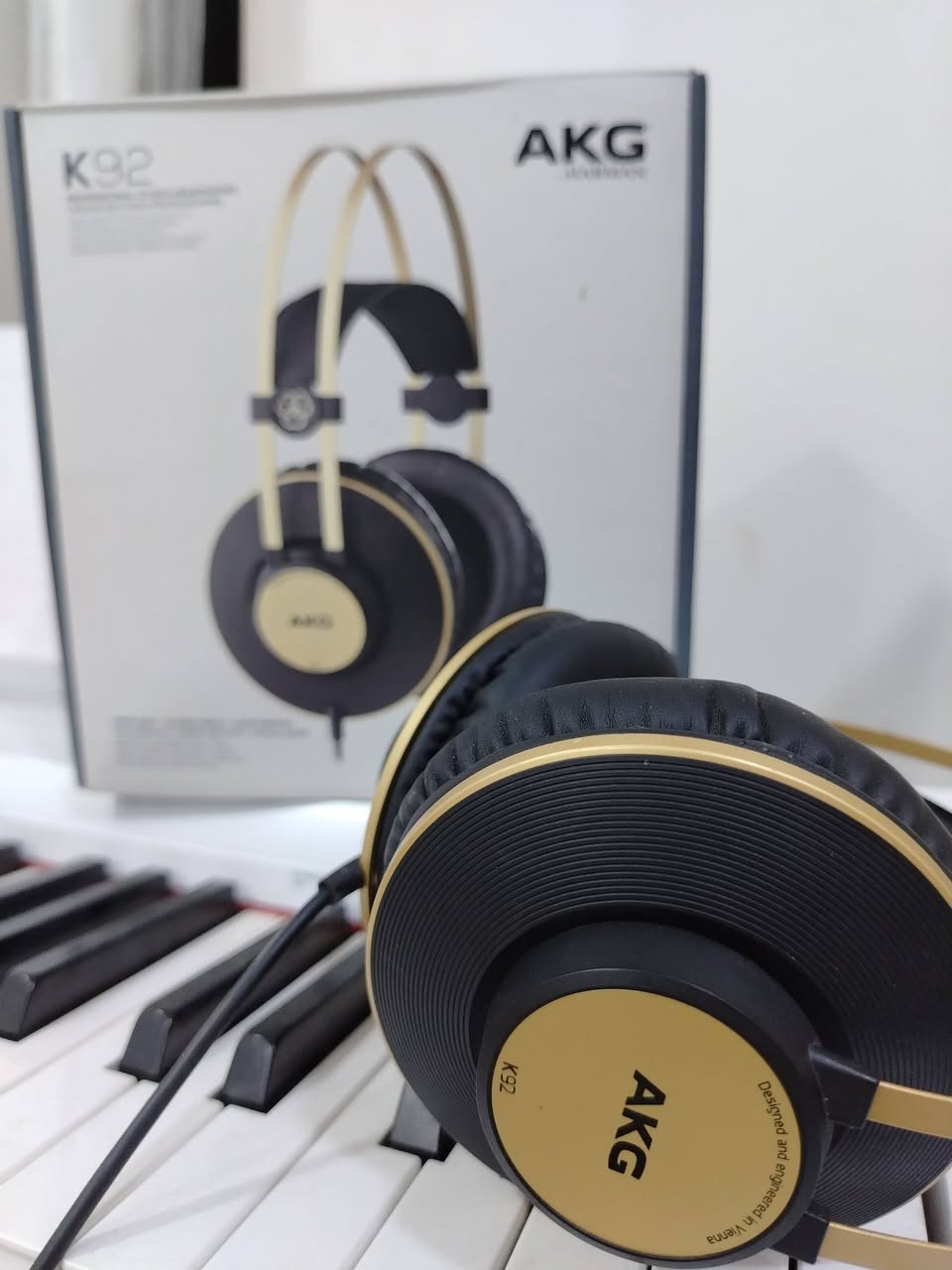 متوفر هيدفون احترافي من شركة AKG العالمية يستخدم للأستوديوهات  ذو نطاق ترددي يبدأ من 20HZ للأستفسار*********** او خاص
