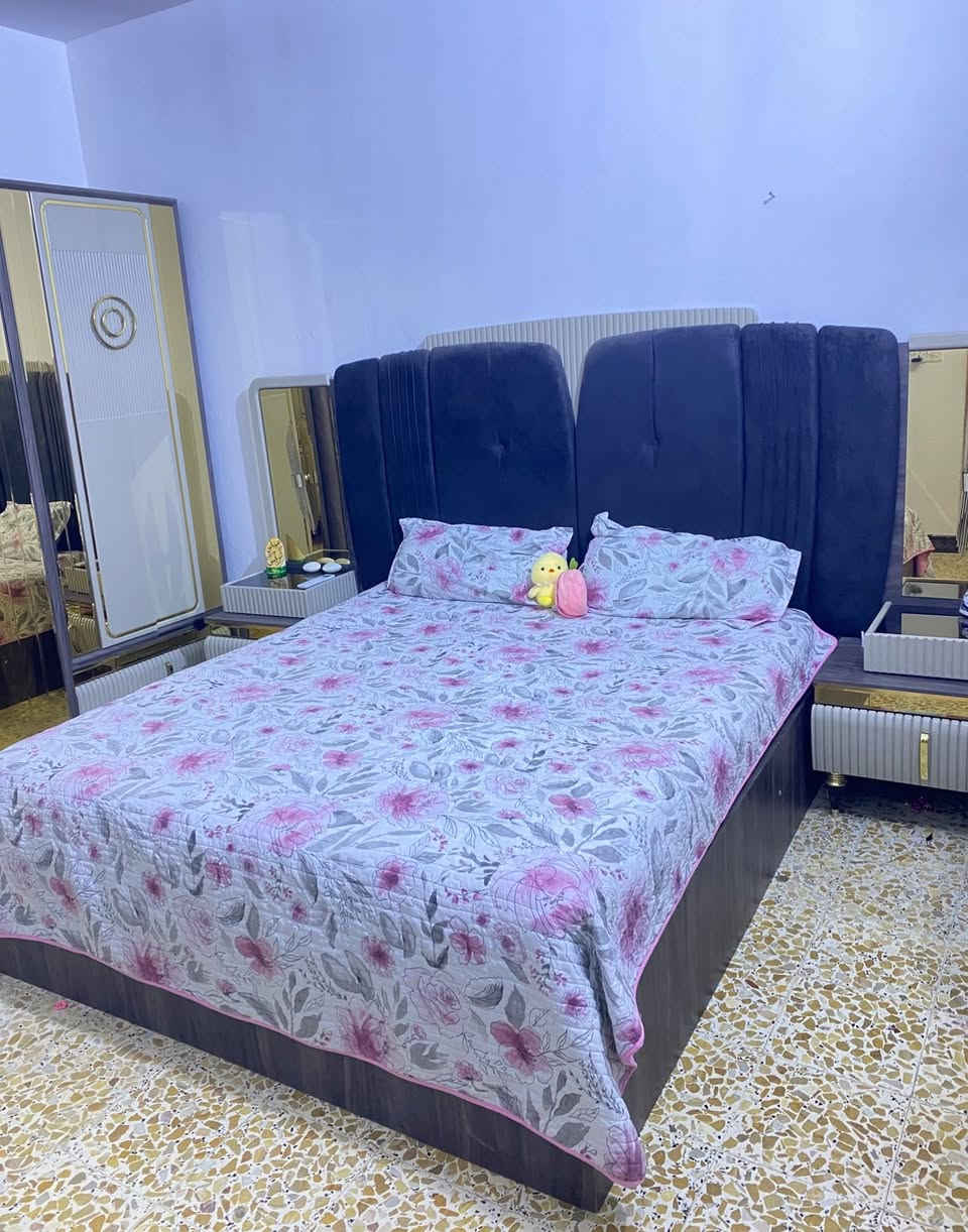 غرفة نوم خشب ايطالي ثقيل جداً
متكونه من 8 قطع 
سرير مخزن
تحتوي على ضرر واحد في قطعة الجرارات المفرده 
باقي الغرفه نضيفه جدا 
مدة لاستخدام سنه 
سعر الشراء 3 ملايين ونص
سعر البيع مليون ونص 
للاستفسار لاتصال على ***********
