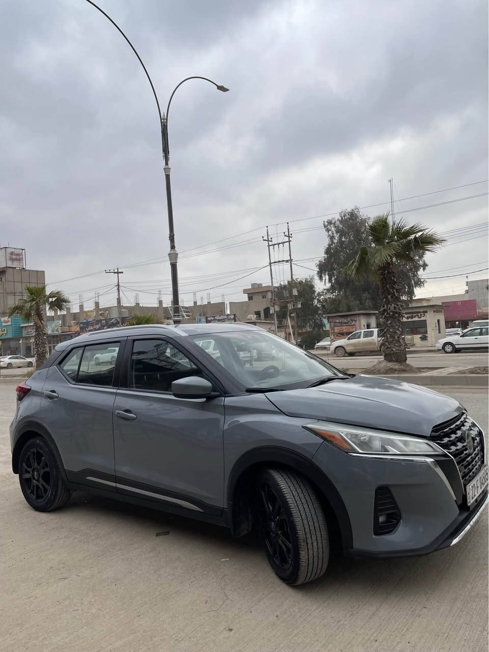 نيسان كيكس ٢٠٢٣ رەنگی چیمەنتۆیی 
سەنەوی ٢٠٢٨ بەسەر دەچیت 
دوپارچە  سبوغ سندوق و بۆنیت  
تاخم پێش و پشتی تازەیە 
کۆبۆنی بەنزینی هەیە مواسەفات Sv
ئێرباگ شان وسوکان تەقیوە 
٤٧ هەزار مایل رۆشتوە
نرخەکەشی ١٣٧ وەرەقە مەجالیکی کەمی تیایە 
ژمارەی موبایل *********** 
شوێن کرکوک Singapore
