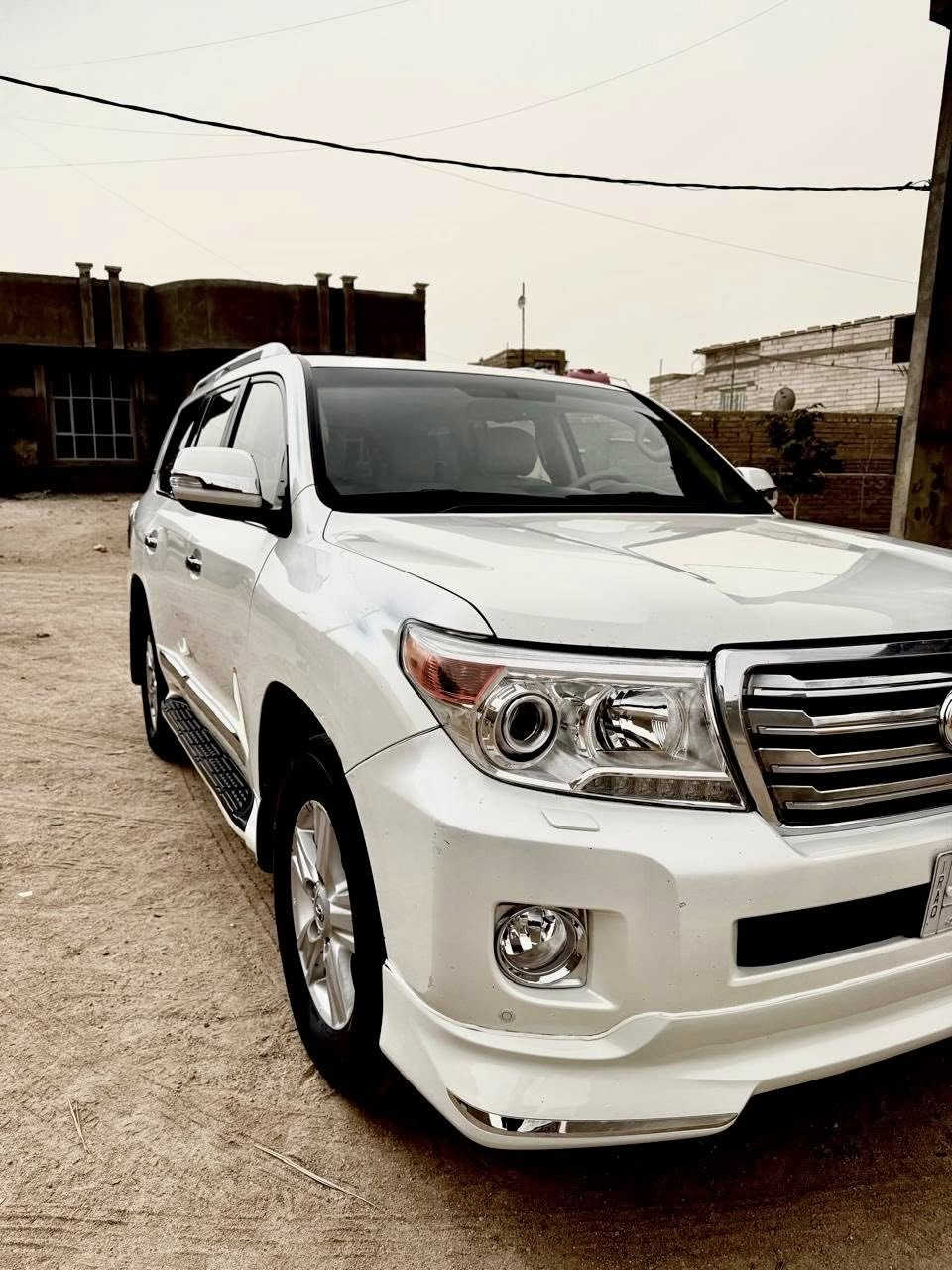 السلام عليكم للبيع لاندكروزر GXR الموديل 2015 الون ابيض صدفي جديده بمعنى الكلمه بدون شخوط او رصعات او صبغ فقط رشه بالداير موضح بالصوره السياره استخدام شخصي  بسمي رقم بصره تحويل ثاني يوم محرك وكير كفاله بلادي 
تخم تاير جديد حداديه جديده ما تصرف الف عليه جاهزه 
1-محرك8سلندر 4600 بانزين
2- كشن كهربائي ٣ دكم 
3-تشغيل عن بعد 
4-الدخول 2بصمه
5-لايت زنون 
6-سبعه راكب 
7-مرايه شفط
8-مرايه قلاب 
9- فتحه سقف
10-تبريد ٣قطع
11-تحكم سرعه
12-حساسات خلفي وكامره 
13-تحكم ستيرن 
14-ارباك 8
15- مثبت سرعه
16- ثلاجه داخليه

باقي المواصفات معوفه 
السعر 385$
العنوان بصره /هوير ***********//***********
