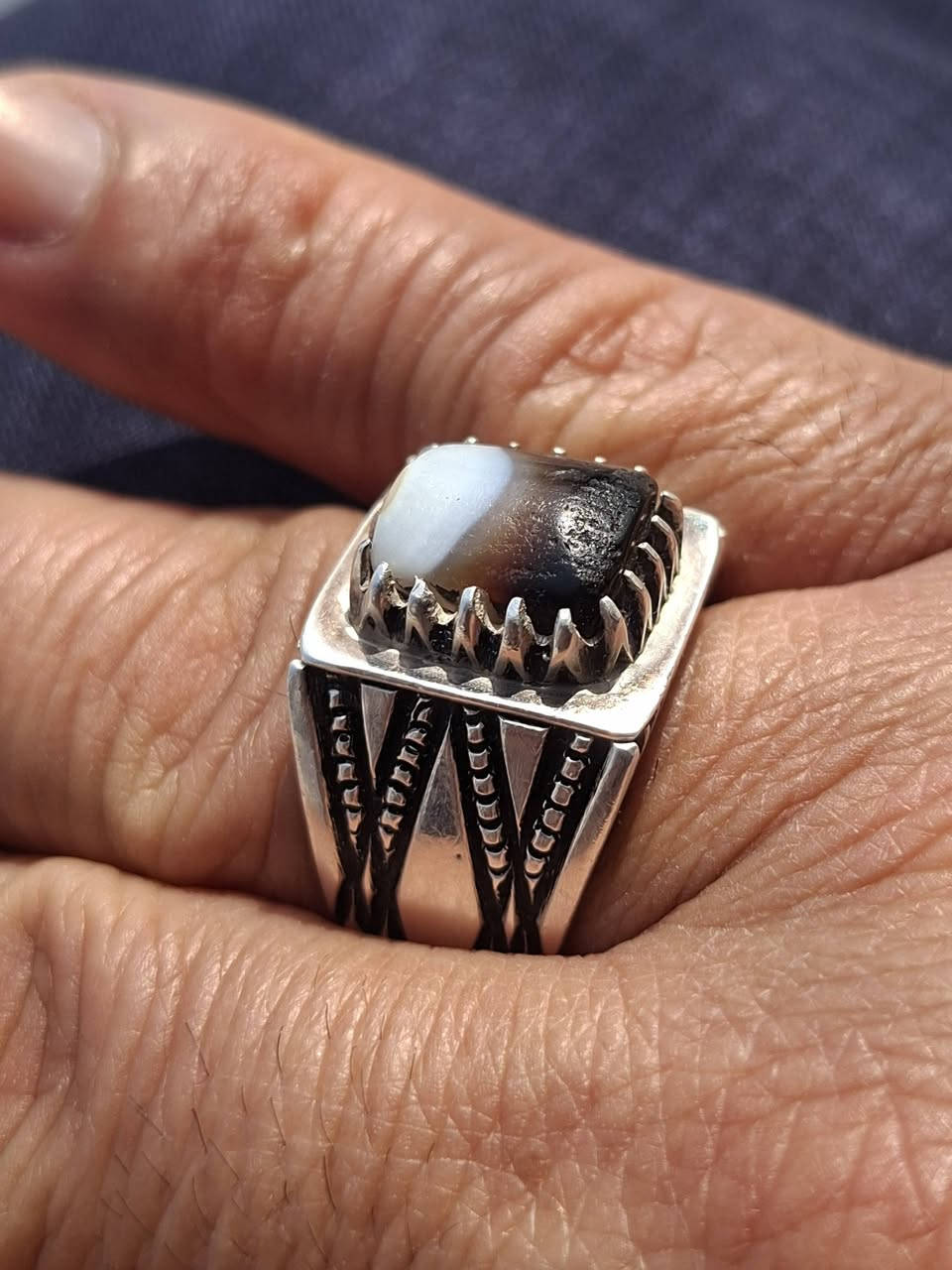 السلام عليكم جزع يمانيه قديمه للبيع اللي يحب يتصل على هذا الرقم***********
