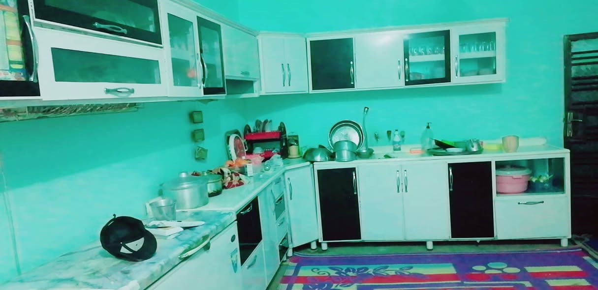 دار لبيع يحتوي على غرفتين وصاله وصحيات ومطبخ وبراني ومساحته 200متر العنوان التقيه الثالثه  مقابيل حسينه باب الحواىج شارع جامع الرحمن قرب الأسواق الاستفسار ***********
