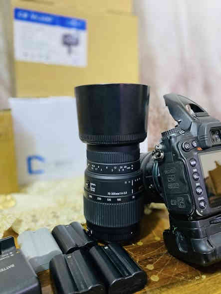 كامرة نيكون D7000 للبيع ويها عدسات ثنين 
18-105
الثانيه 70-200 سكما 
ويها بطاريات عدد ٤. او كرب وحزام وجلاتين او شاحنه او الهود مال العدسه الكامره نظيفه جدن 
***********
بغداد الحسينيه
