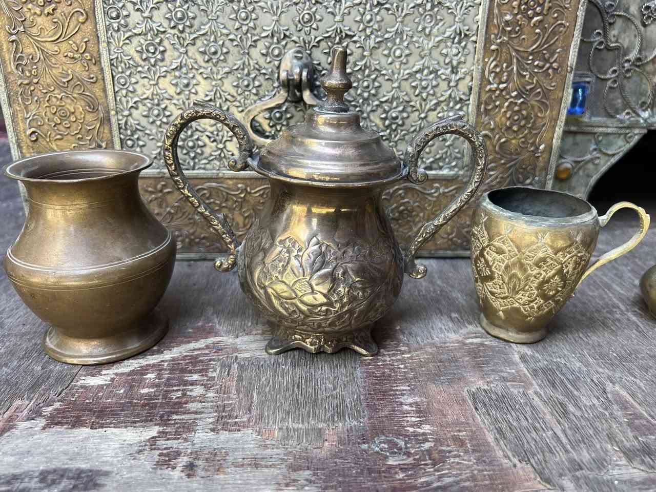 و
مجموعة نحاسيات نحاس احمر نقش يدوي وطلاء فضة مزهريات ومصغرات ومنقلة و علبة ١٤ قطعة
سعر المجموعة كامل ١٧٠ الف يعني القطعة ١٢ الف
واتساب ***********
