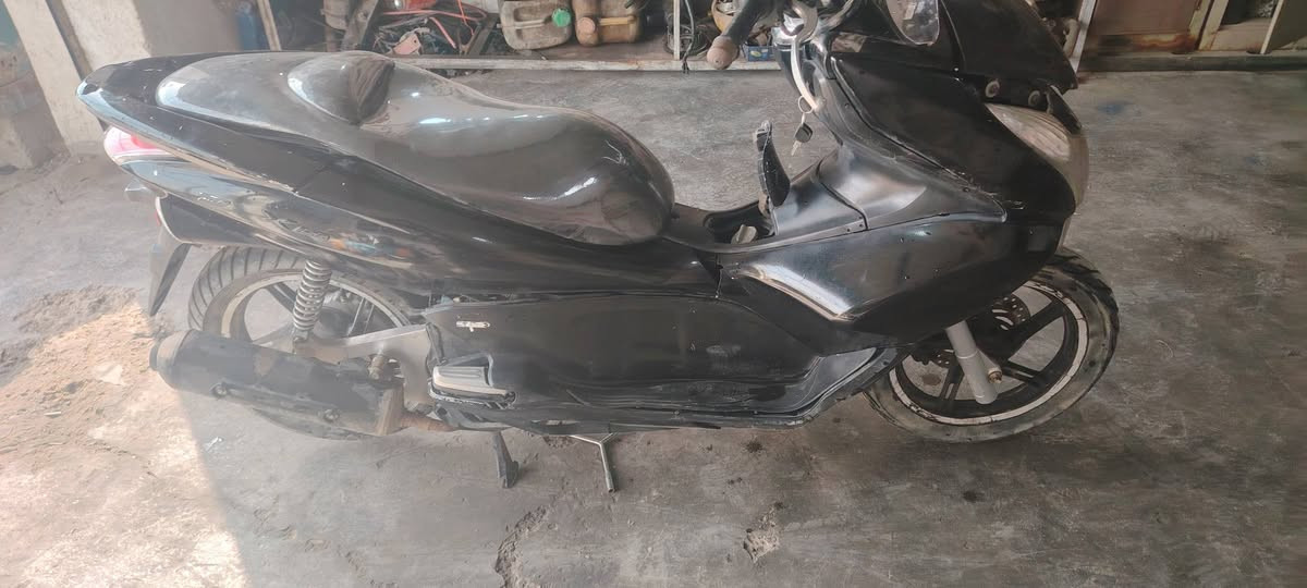 السلام عليكم تفضيخ دراجهPCXكلشي بيها شغال مكاني ديالَى المقداديه شباب الدراجه غراض تفصيخ ***********
