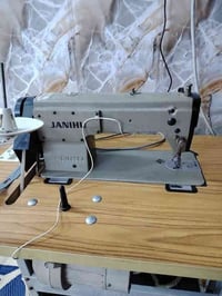 وبركاته 07712086344 مكينه خياطه للبيع مامستخدمه قليل جدا كامله مع المي...