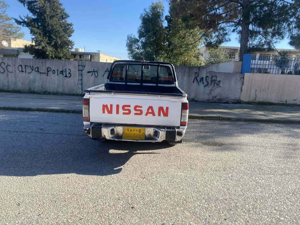 سەرەتا بەناوی خوا 
نیسان پیکاب مۆدێل 2002 تەبریتو پاوەر کامل بۆیاخ گێڕو مەکینەو ئەکسلی بەشەرت کارەبایو ناوگێچی هەموی ئیشەکا سەیارەکە مەزبوتو ڕێکو پێکە تەقەو ڕەقەی نیە سەنەوی تەواو بوە بەشەرتی تەحویلو غەرامەو بڕاوە سعری 52 مەعەلەیەکی برایانە پارەی بڕاوەیەکە
ناونیشان زەڕایەن  

***********
*********** دار بنديهكان, السليمانية
