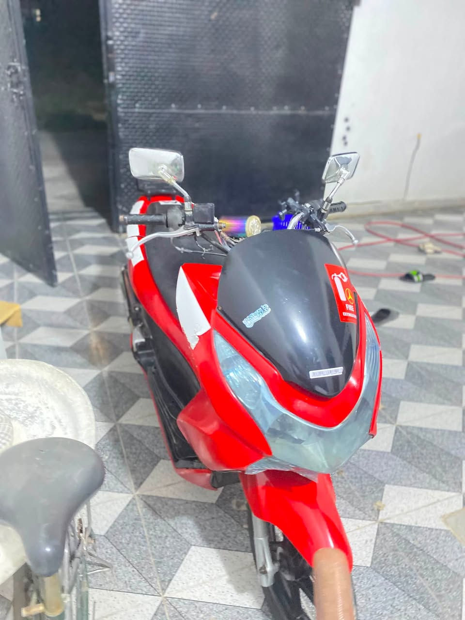 للبيع او مروس شعندك نزل حسب القناعة دراجة pcxجيل اول مكينة 150والنضافة مثل ماموضح بيهة اشخوط بسيطة بس الدراجة مصبوغة الموقع ديالى بعقوبة حي الجامعة للستفسار اكثر ***********
