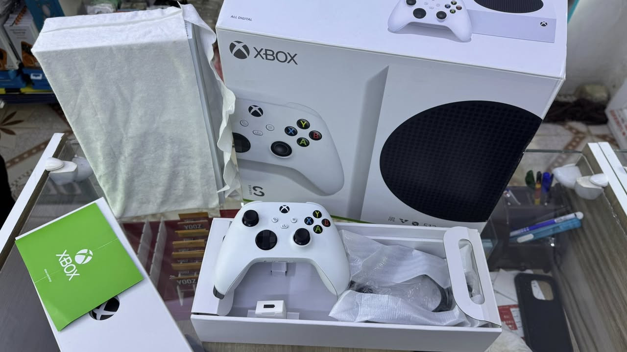 السلام عليكم
شباب اكس بوكس سيريس اس اصدار 2023 
بعدة جديد نضافة 95% 
ذاكرة 500gb
الجهاز مثل مموضح بل صور بعدة جديد وكل ملحقاتة كامله حتى الوصله مال وكالة موجوده 
السعر 400 وبي مجال بسيط 
للتواصل ***********
