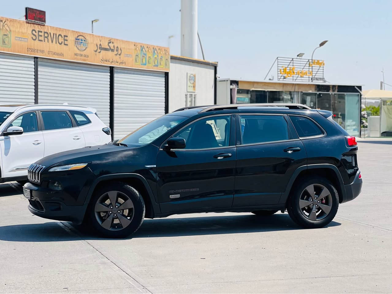 Jeep Cherokee 2017
فول فول مواسەفات پانۆراما کوشین هیتەر کوشین کارەبای بریک بەسمە شاشە و کامیرە تەبرید سارد و گەرم بەشەرت 2پارەچەی بۆیاغە بێ ژۆرێ ئیرباگی تەقیوە ئۆتۆمبیلە مالی دۆستە چرکەی تیا نیە گێر و مەکینە و کارەبایات بەشەرت چوار تایە و ویلی لۆکی لەسەرە سەنەوی و هەزەی نوێیە سیارەکە ماڵی دۆستە 
بۆ نرخ پەیوەندی بکەن 
واتساپ:***********
شوێن هەولیر. أربيل, العراق
