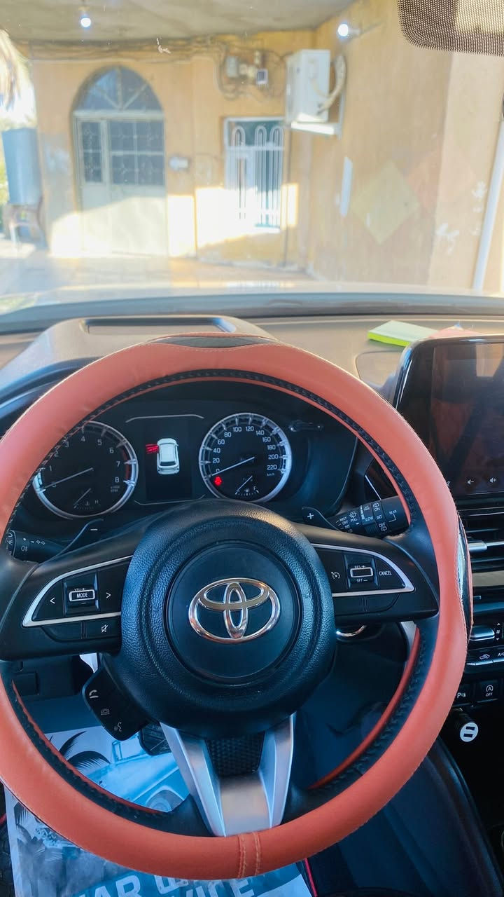 (﷽ )
(مكان السياره تكريت العلم )

‏‎ ‏Toyota  :: :: Urban Cruiser 2025:: 
تويوتا اوربان كروزر 2025 . ✨
اللون : الابيض . 
زيرو . ماشية 45 الف فقط
--------------------------------------
المواصفات بالكامل 🔻🔻
المزايا التقنية
*  المحرك: 1.5 لتر، 4-اسطوانات 
*  القوة القصوى: 101 حصان
*  العزم الأقصى: 135 ن.م / 4400 د.د 
*  ناقل حركة أوتوماتيكي بـ 6 سرعات
*  دفع أمامي (FWD)
*  سعة خزان الوقود: 45 لتر
*  كفاءة استهلاك الوقود: 19.8 كم/لتر
*  الأبعاد طول - عرض - ارتفاع (مم): 4365 - 1795 - 1645
*  قاعدة العجلات (مم): 2600
*  الإرتفاع عن الأرض (مم): 210
*  5 ركاب (شاملة السائق)
* 
* المزايا الخارجية 🔻
*  جنوط ألمنيوم مقاس 17 بوصة
*  مقاس الإطارات: 215/60R17
*  انوار أمامية (LED)
*  انوار خلفية (LED)
*  إضاءة نهارية (LED)
*  نظام الدخول الذكي
*  مرايات جانبية كهربائية مع اشارات انعطاف
* المزايا الداخلية 🔻
*   زر تشغيل المحرك
*  مقاعد قماش 
*  مكيف هواء أمامي اوتوماتيكي 
*  مكيف هواء خلفي 
*  مقود من اليوريثين
*  ازرار تحكم على المقود
*  عجلة قيادة تلسكوبية
*  شاشة معلومات متعددة 4.2 بوصة
*  تحكم أوتوماتيكي لنافذة السائق 
* النظام الصوتي والترفيهي 🔻
*  نظام صوتي بشاشة لمس 7 بوصة 
*  نظام أبل كار بلاي لا سلكي
*  منفذ USB-A للشحن (1 أمامي)
*  4 سماعات
* مزايا الأمان و الراحة 🔻
*  مثبت سرعة
*  كاميرا خلفية
*  حساسات خلفية للمساعدة على الوقوف
*  وسائد هوائية (للسائق والراكب الأمامي + جانبية + ستائرية)
*  فرامل مانعه للإنزلاق (ABS) 
*  نظام التحكم بالتوازن (VSC)
*  نظام المساعدة على صعود المرتفعات (HAC)
*  نظام مراقبة ضغط الاطارات (TPMS)
*  نظام منع تشغيل المحرك ضد السرقة
-------------------------------------

السعر 26 مليون  شامل الأرقام

للأستفسار اكثر أتصل بالرقم التالي👇
هـ ***********
هـ***********
