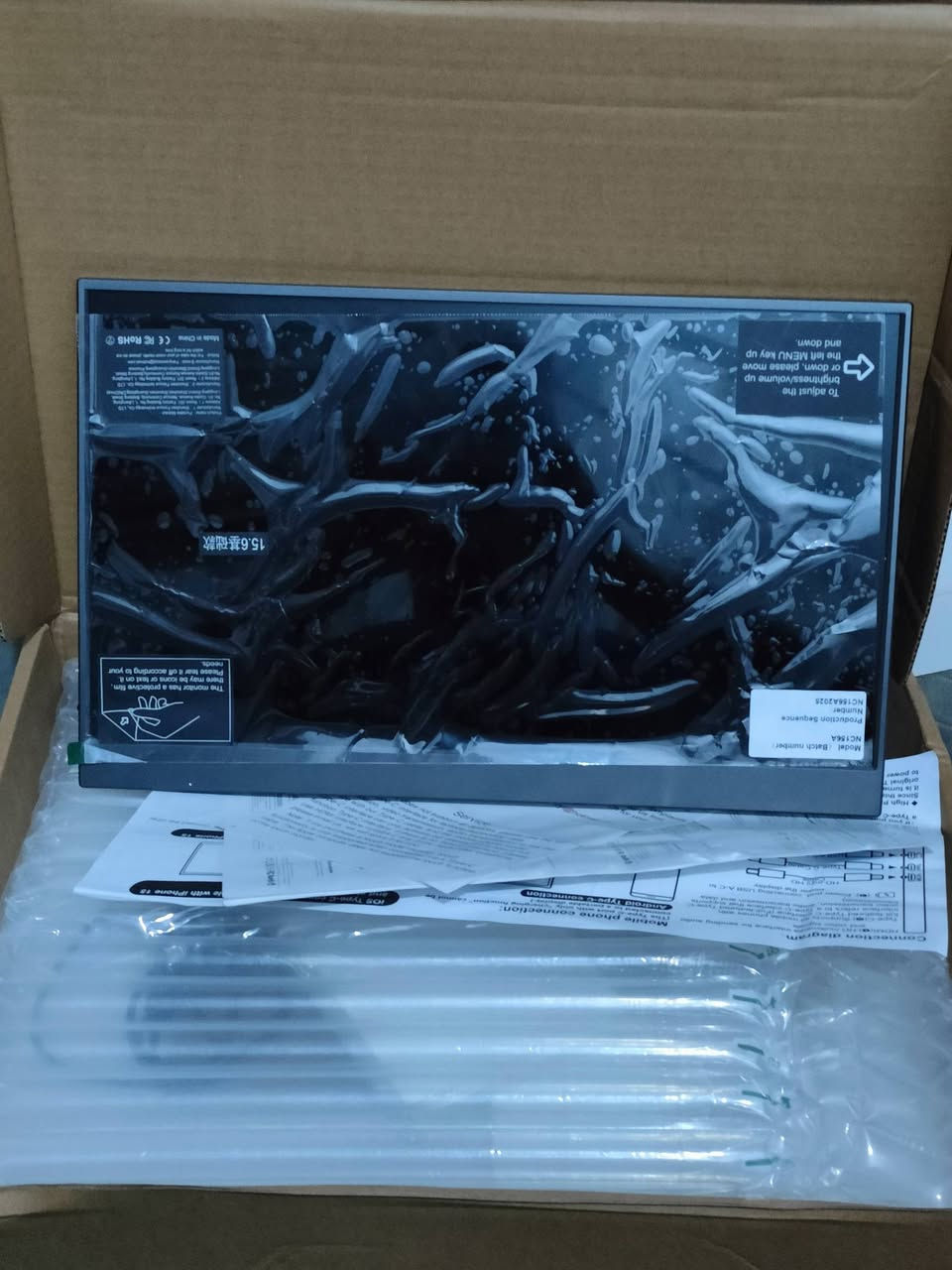 هذا المنتج عبارة عن شاشة محمولة مقاس 15.6 بوصة.هذا المنتج عبارة عن شاشة محمولة مقاس 15.6 بوصة.
حجم الشاشة: 15.6 بوصة.

التحكم: تتضمن أزرار MENU لضبط السطوع وحجم الصوت.

التوصيل: توفر خيارات توصيل متعددة مثل USB-C و HDMI للأجهزة المختلفة

هذا المنتج عبارة عن شاشة محمولة مقاس 15.6 بوصة..
السعر ١٠٠ الف
الواتساب ***********
