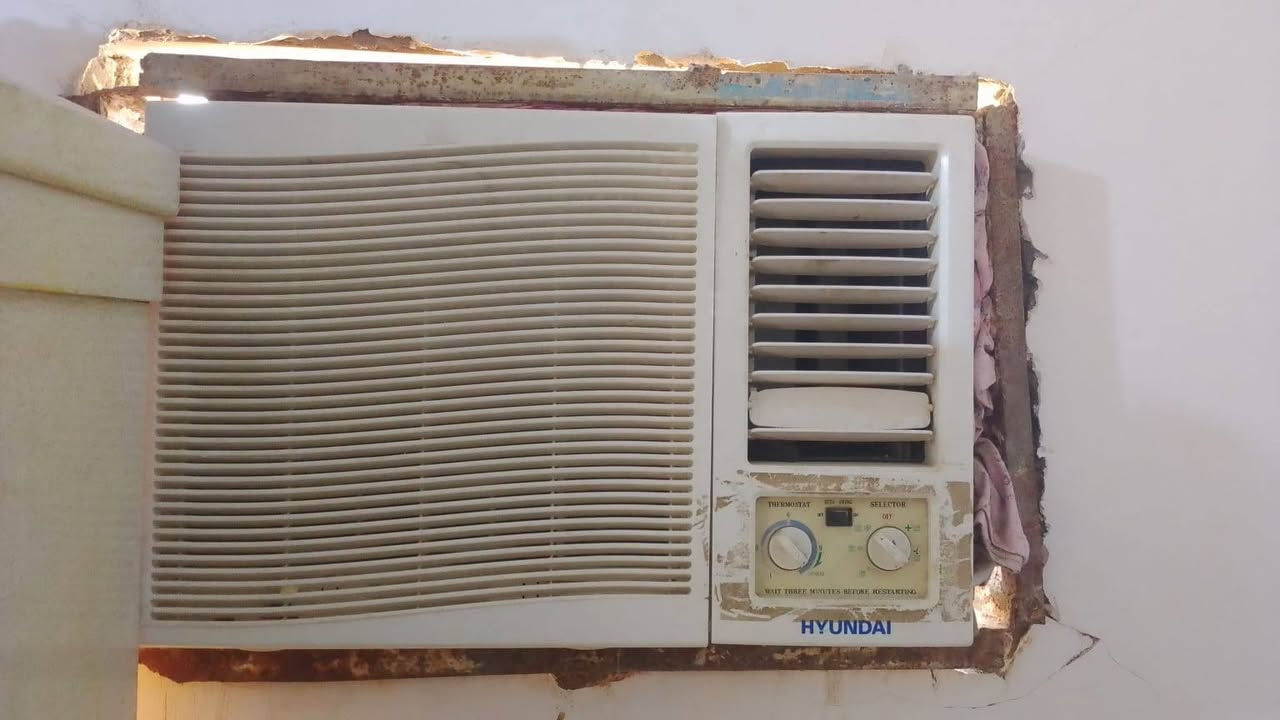 مكيفات 3للبيع شرط نضيفات وشرط الشغل سعر الواحد ب300 عنوان ناصريه حي الفداء ***********
