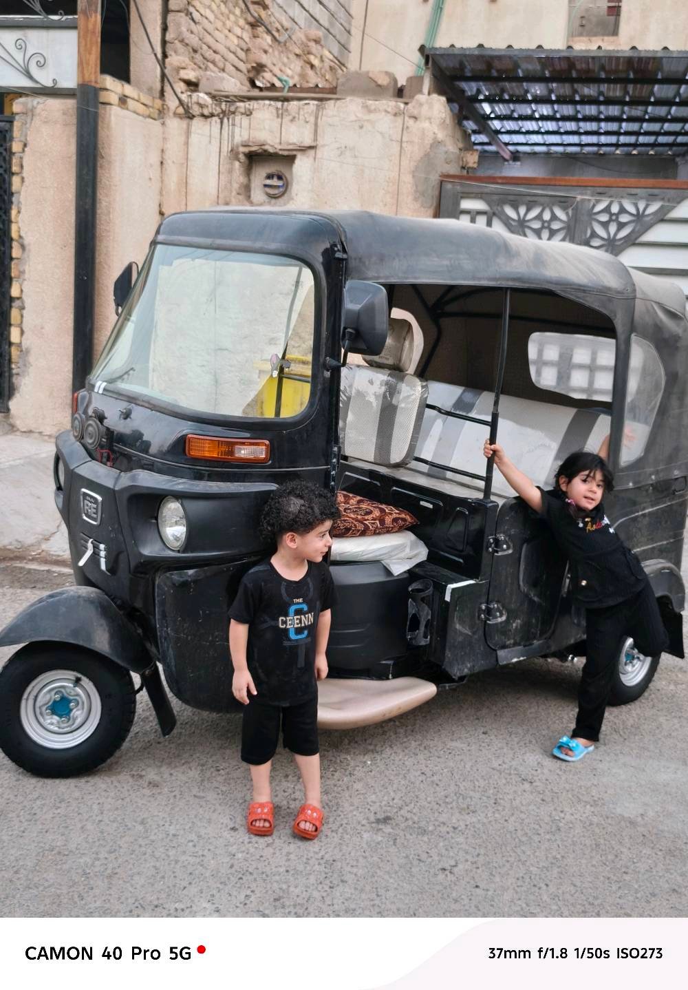 تكتك... لون... أسود... مديل//تكتك باجاج مديل 22 شهر ال 9 للبيع رقم و سنويه باسمي مشروع وطني تتحول بالبصره رقمه ذي قار الرقم الانكليزي بعده بالمرور دافع فلوس الرقم للمرور و الوصل عندي مال استلام الرقم تكتك نضيفه وخير من الله ما ناقصه اي شي تجي و تشوف بعينك الجسد بي شخوط قليله شوف العين سعرها ٨ و نص قفل شراي هلا بيك تكسر بسعرها ما ارد عليك والله يرزق الجميع ... ملاحظه التكتك مجفته تجفيت شركه صارله سبوعين + مبدل كلجات و زنجيل 