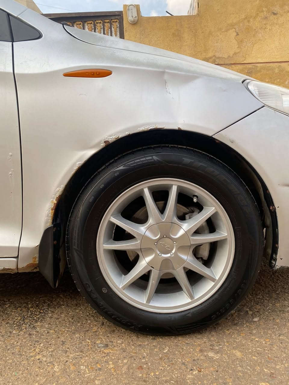 سلام عليكم سياره شيري فلاوين للبيع موديل 2013
مكينتها عوجت ولفات يعني كايمه 
تبريد شغال نقصه غار فقط 
سعرهاا (27) وبيها مجال 
مكان ناصريه . سيد دخيل 
بيها شاشه وحداديه الكدام 75 ‎%‎
والورا 75‎%‎
سياره كير عادي 
لون رصاصي 
عندي وكاله بيها يمته ما تريد اداورلك 
رقم مثنى مشروع وطني

رقمي ***********
