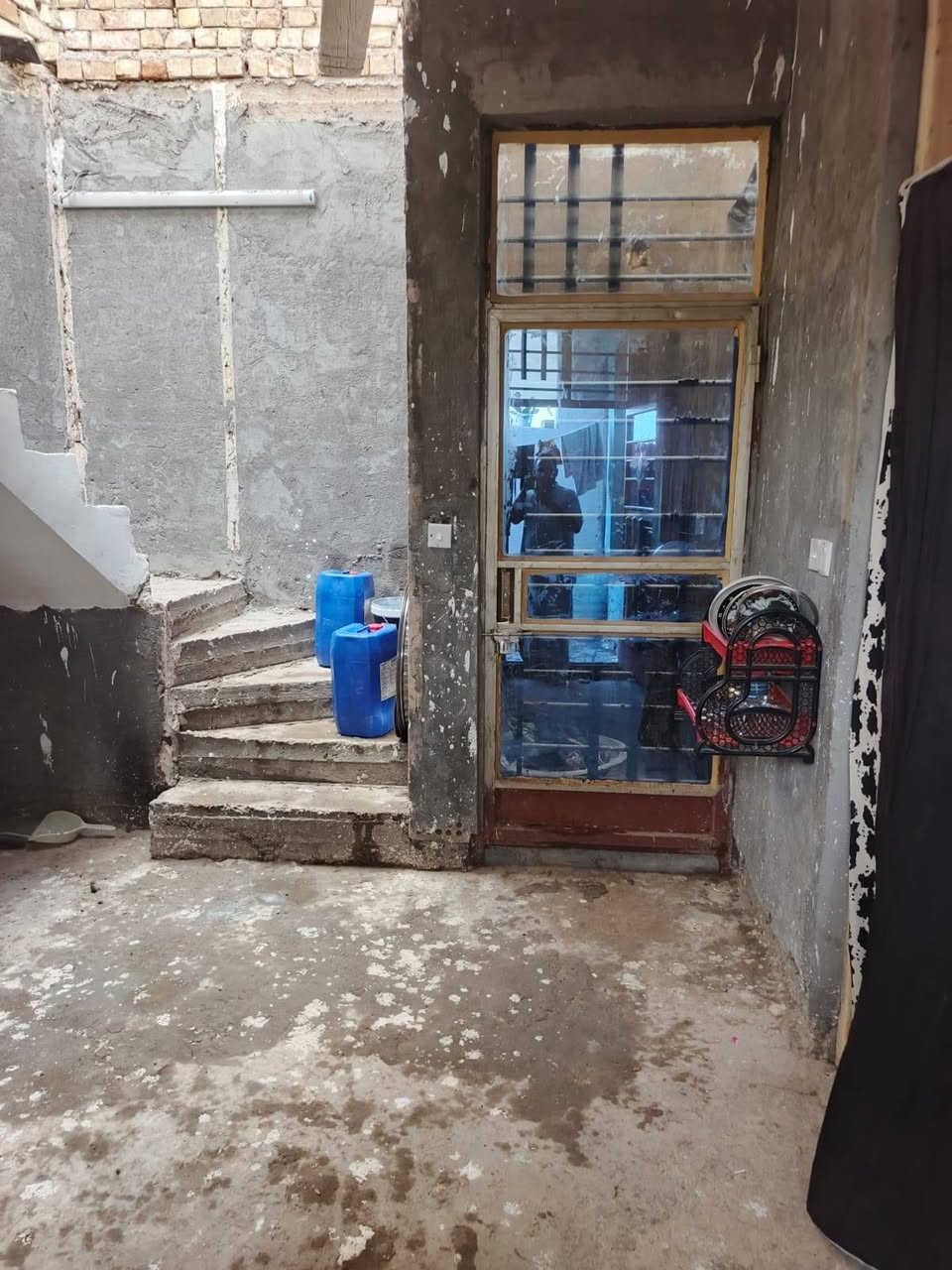 سلام عليكم بيت للبيع مساحته ٩٠ مربع يحتوي عل ستقبال 4في 4 غرفه 4في 4 وصاله مال درج هيه مطبخ مشترك محتاج بس ارضي البيت شغل درجه اولى رفت بناء طابوك يبعد عن شارع دقيقتين نزله مال طرشي بهلول شراي يتفضل يتصل ***********
